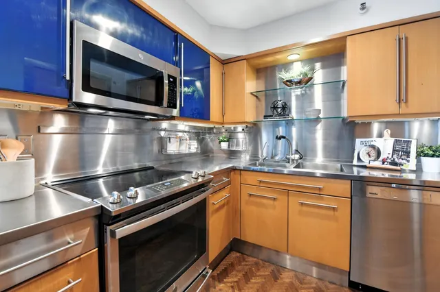 $2,995 | 2950 Dean Parkway, Unit 2205, Minneapolis, MN 55416