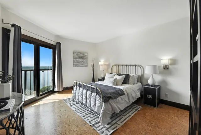 $2,995 | 2950 Dean Parkway, Unit 2205, Minneapolis, MN 55416