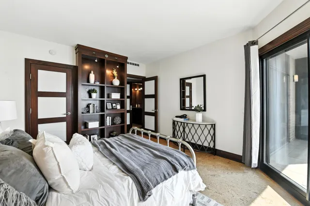 $2,995 | 2950 Dean Parkway, Unit 2205, Minneapolis, MN 55416