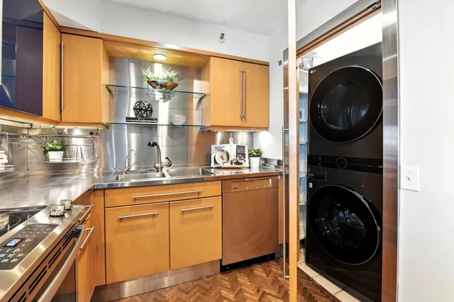 $2,995 | 2950 Dean Parkway, Unit 2205, Minneapolis, MN 55416