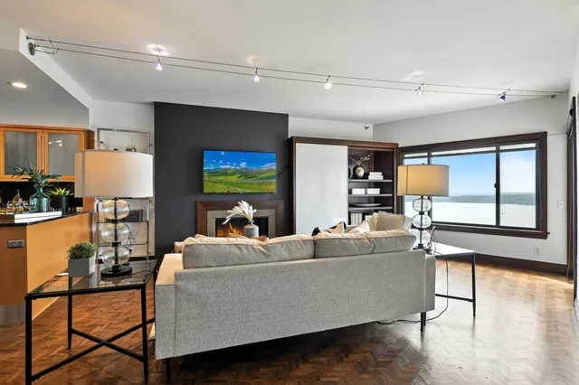 $2,995 | 2950 Dean Parkway, Unit 2205, Minneapolis, MN 55416