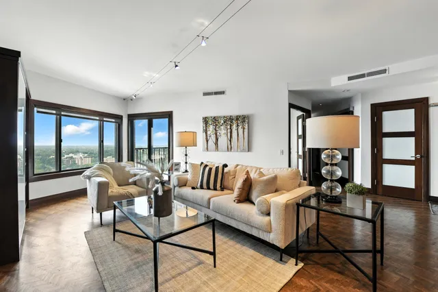 $2,995 | 2950 Dean Parkway, Unit 2205, Minneapolis, MN 55416