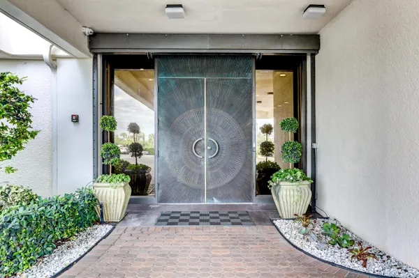 $575,000 | 5380 North Ocean Drive, Unit 10B, Singer Island, FL 33404