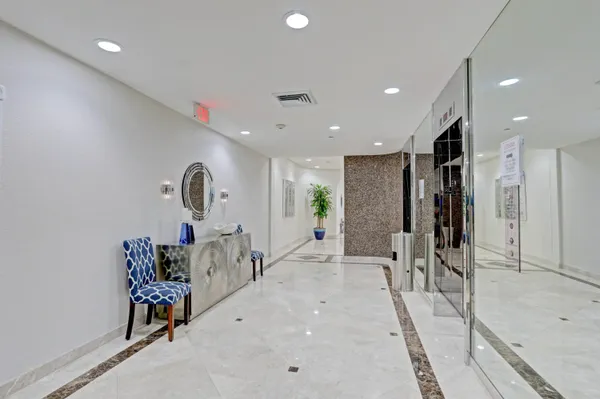 $575,000 | 5380 North Ocean Drive, Unit 10B, Singer Island, FL 33404