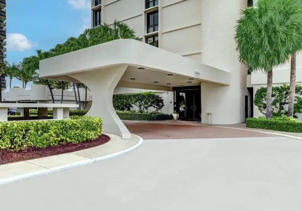 $575,000 | 5380 North Ocean Drive, Unit 10B, Singer Island, FL 33404
