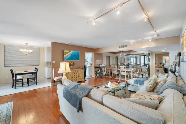 $575,000 | 5380 North Ocean Drive, Unit 10B, Singer Island, FL 33404