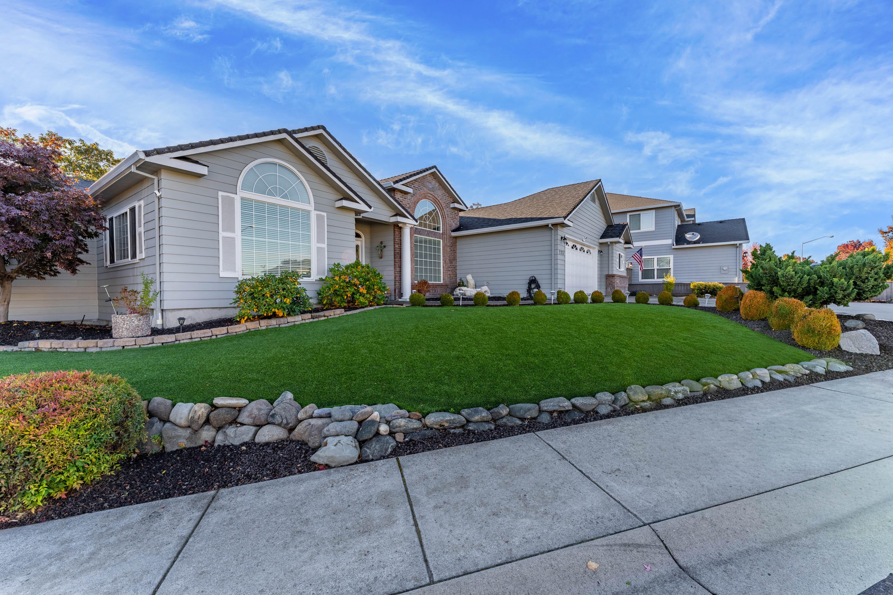 223 Ridgeway Avenue Central Point, OR 97502 - Photo 3 of 36 EXT (5 of 16)