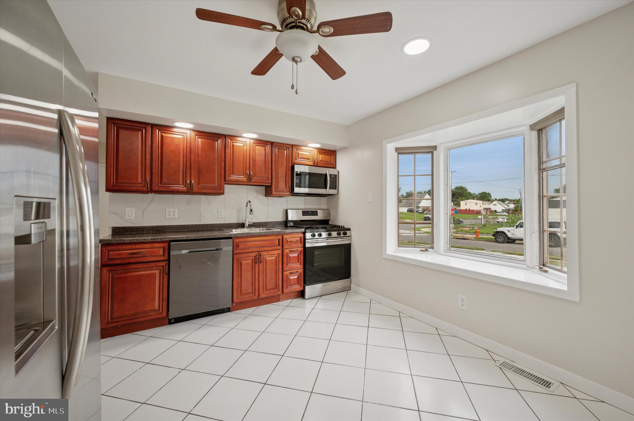 727 Sherrie Road Philadelphia, PA 19115 - Photo 4 of 15