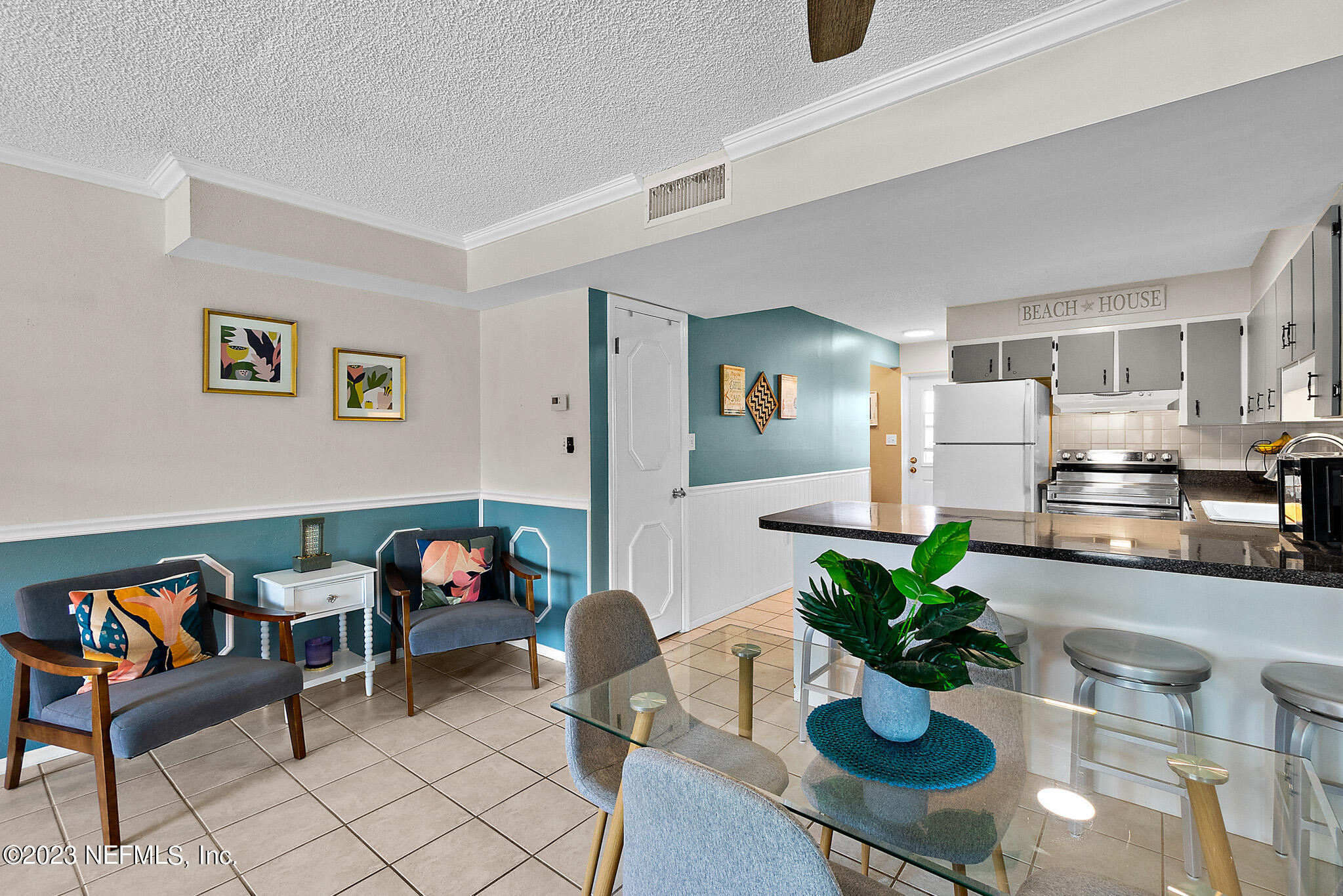 1 Ocean Trace Road, Unit 242 St. Augustine, FL 32080 - Photo 14 of 42 a living room with furniture and flowers