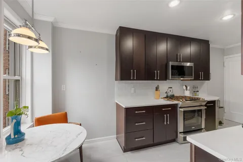$310,000 | 280 Bronxville Road, Unit 8B, Bronxville, NY 10708