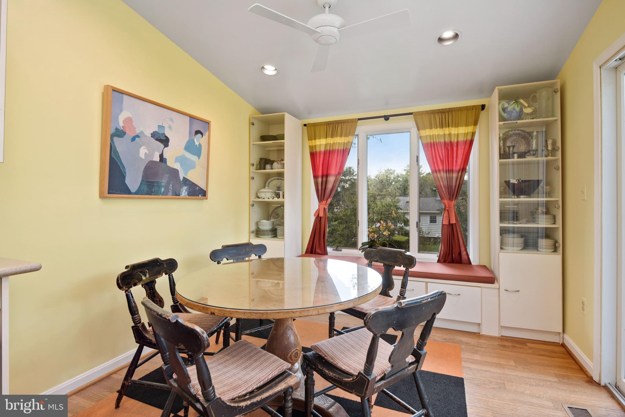11706 Smoketree Road Potomac, MD 20854 - Photo 11 of 36 Table Space Kitchen