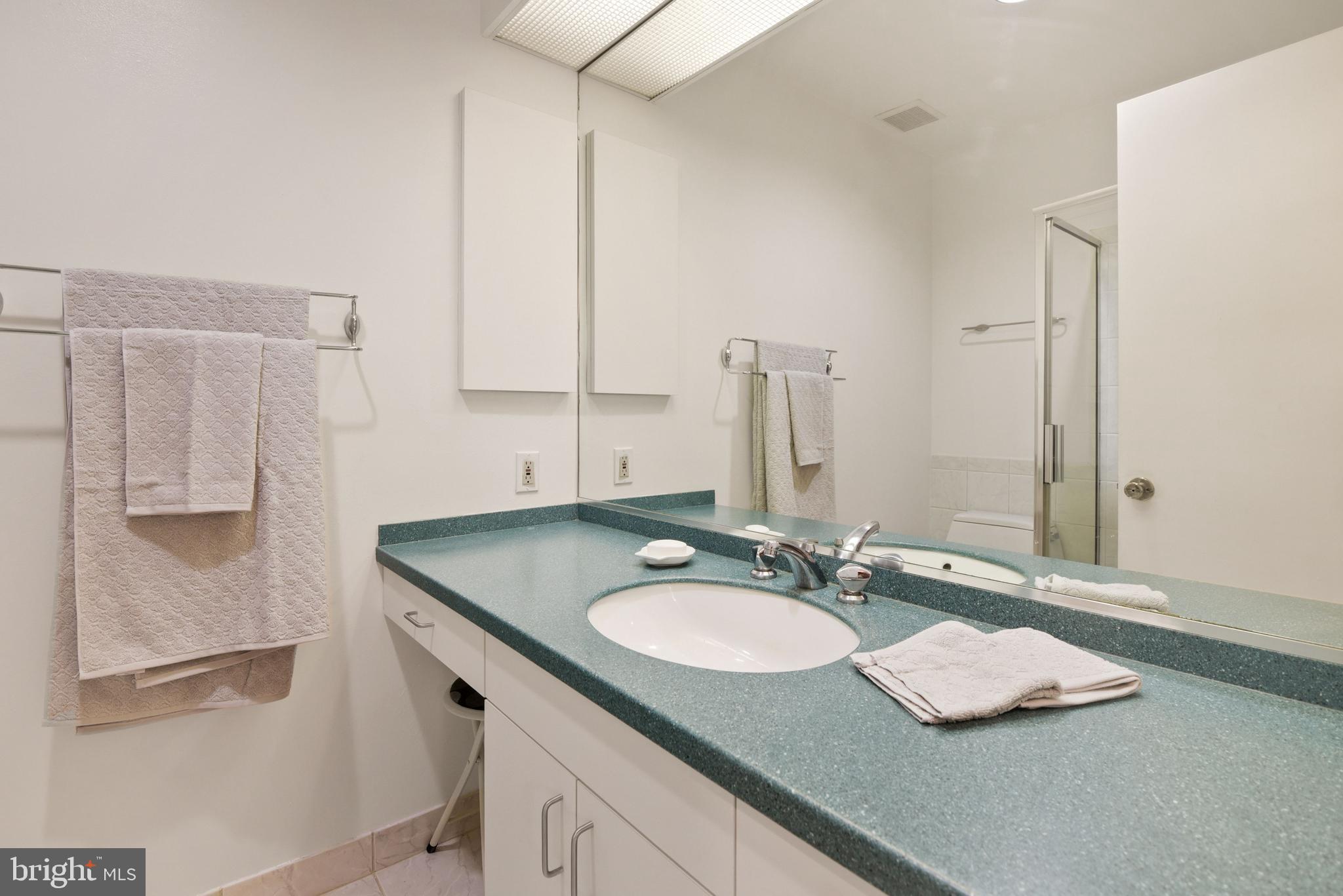 11706 Smoketree Road Potomac, MD 20854 - Photo 22 of 36 Main Level Hall Full Bath