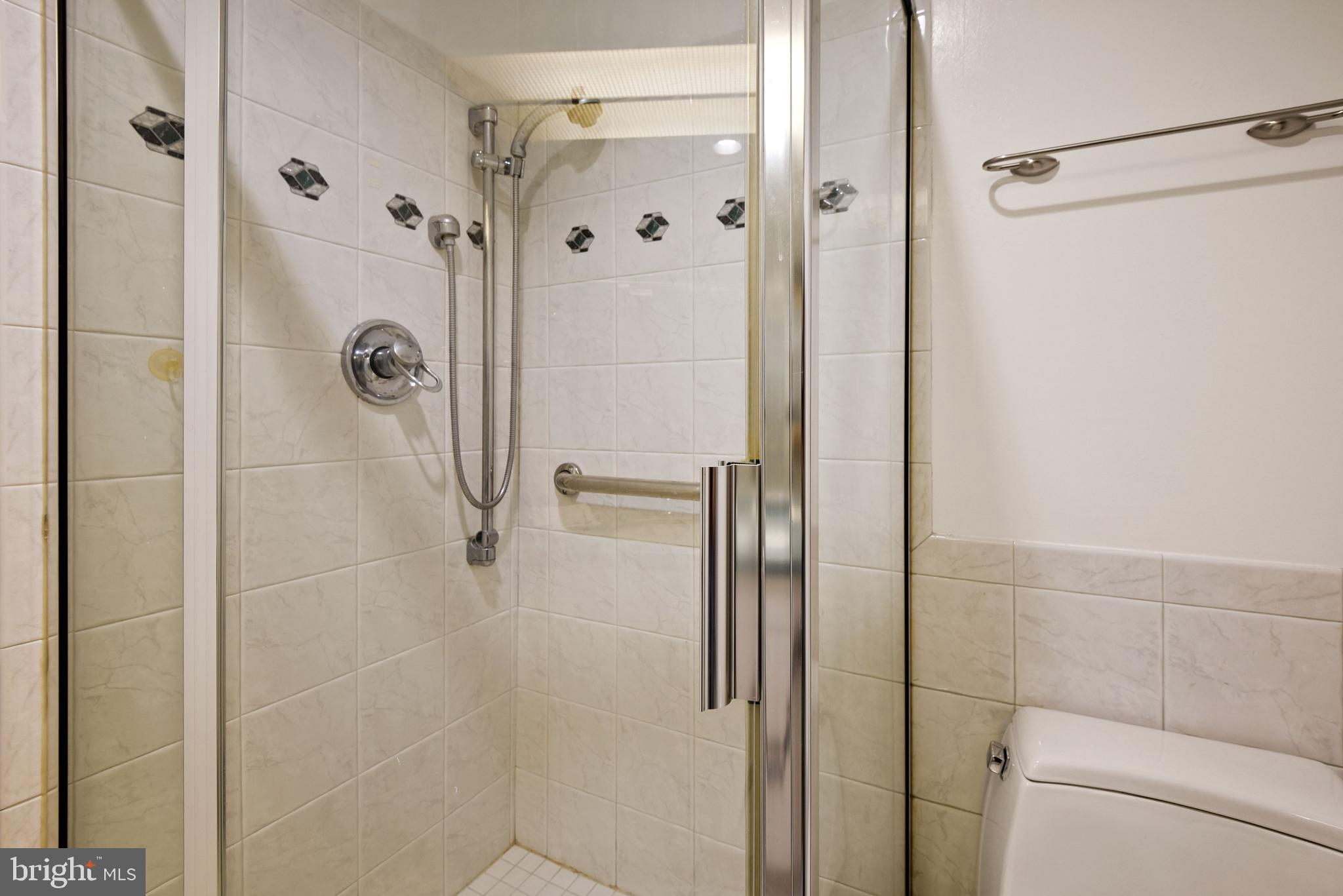 11706 Smoketree Road Potomac, MD 20854 - Photo 23 of 36 Main Level Hall Full Bath