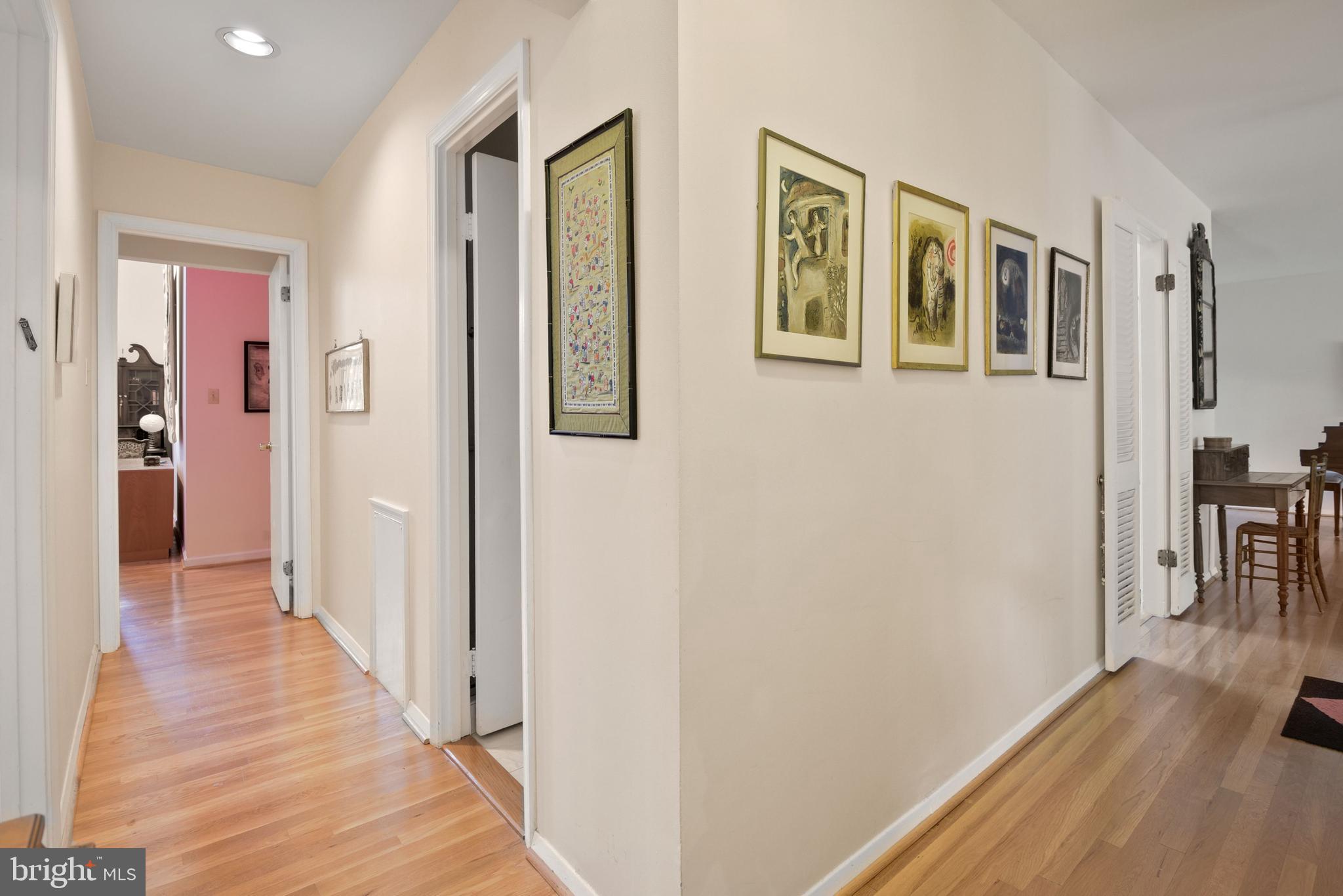 11706 Smoketree Road Potomac, MD 20854 - Photo 24 of 36 Main Level Hallway