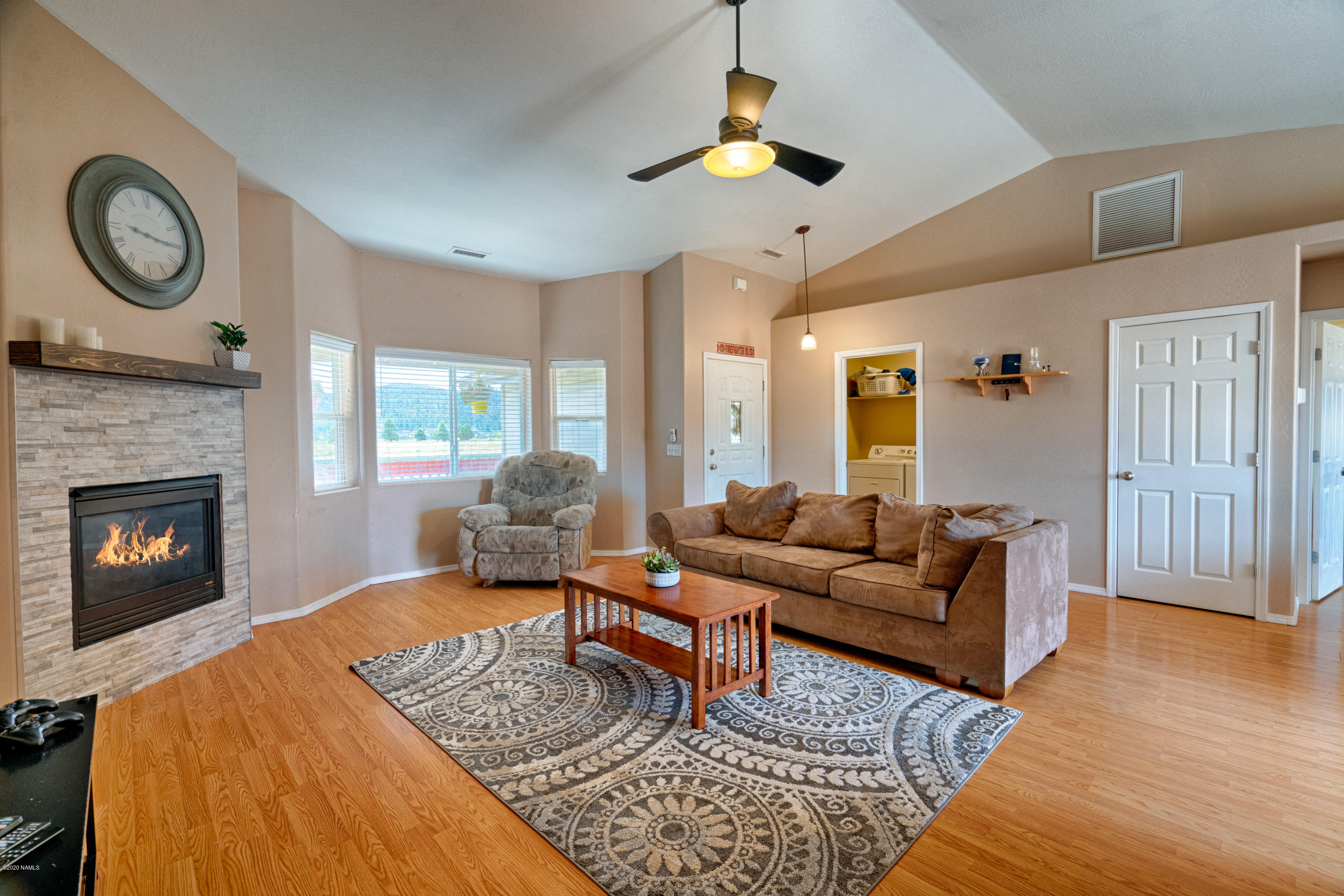9450 North Bryant Road Flagstaff, AZ 86004 - Photo 3 of 18 Living Room