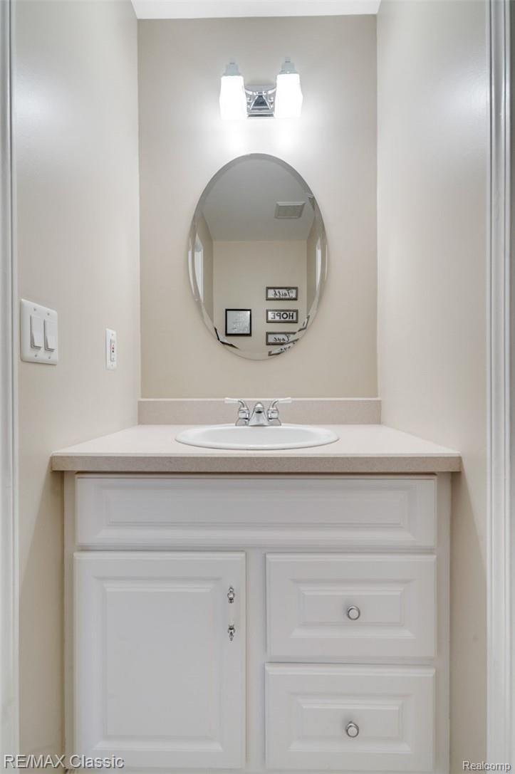 45070 Prestbury Road Canton, MI 48187 - Photo 10 of 22 dsc02864-dsc02866.jpg