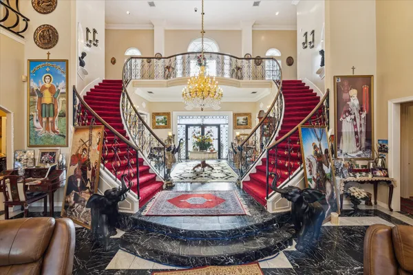 a view of entryway with furniture