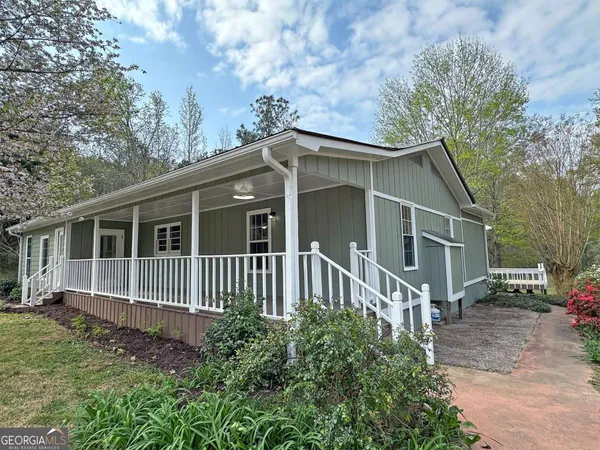 a view of a house with a yard
