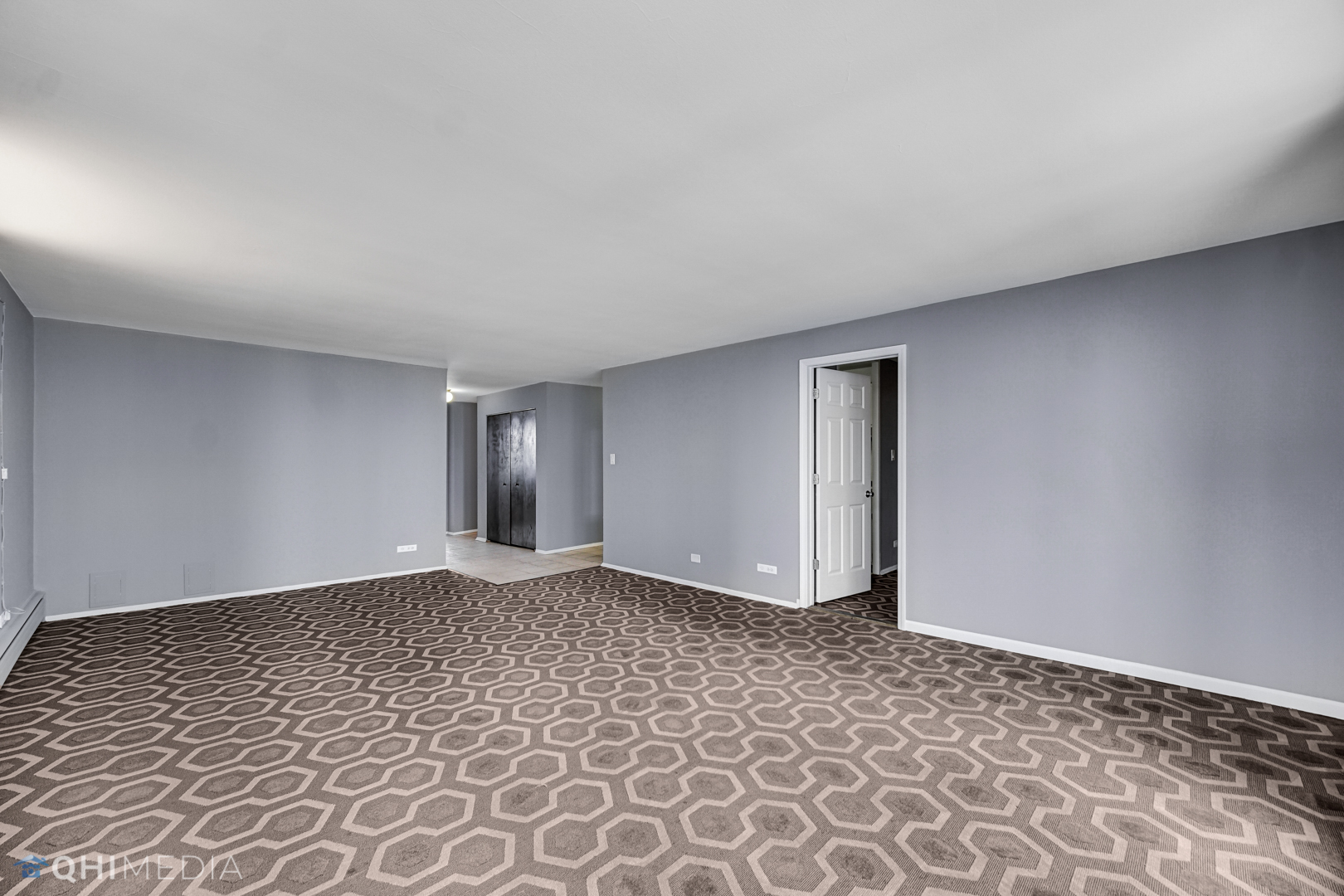 5740 North Sheridan Road, Unit 12C Chicago, IL 60660 - Photo 4 of 19 a view of an empty room