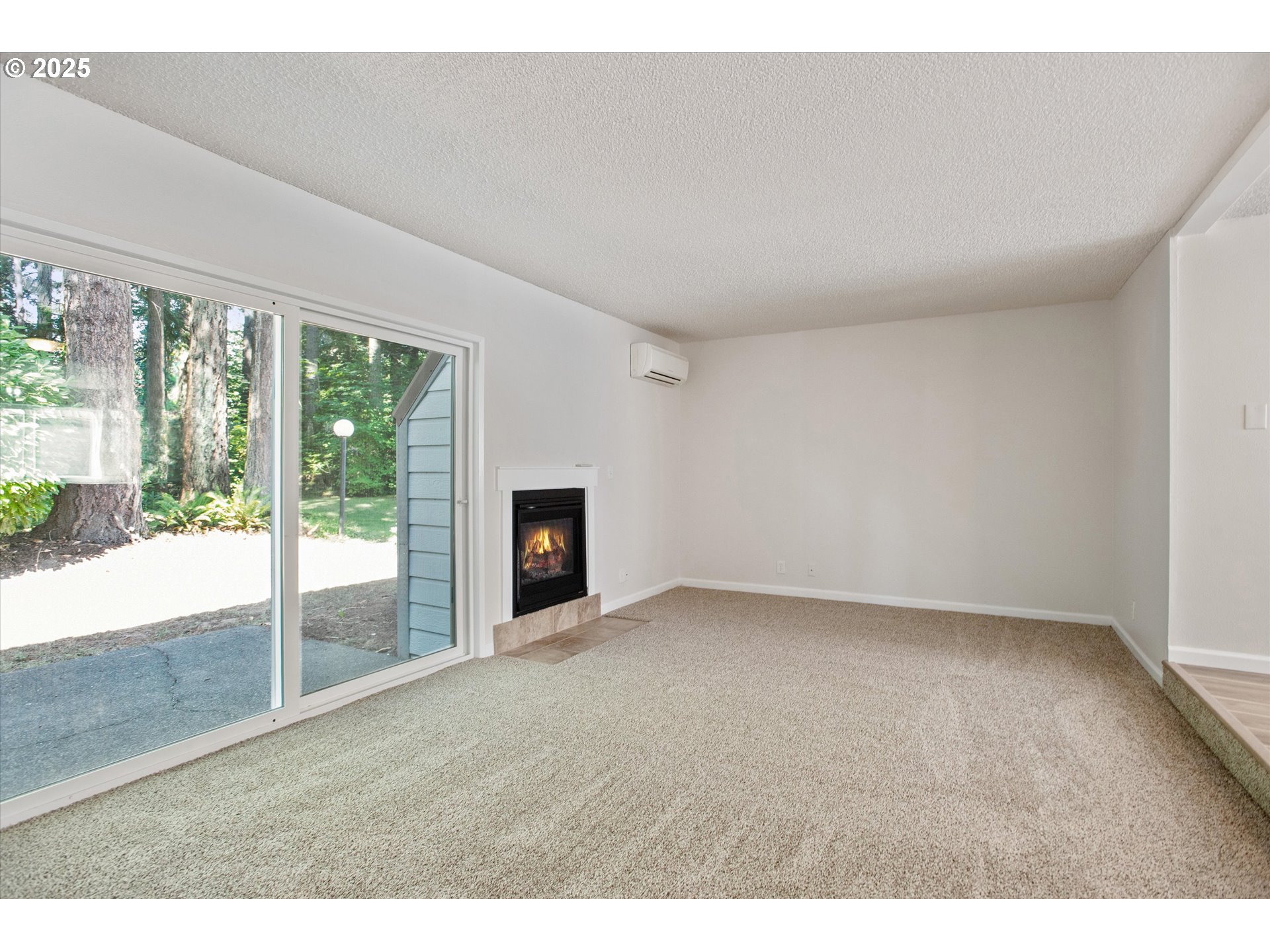 1200 Northeast Territorial Road, Unit 93 Canby, OR 97013 - Photo 11 of 36 a view of an empty room with windows