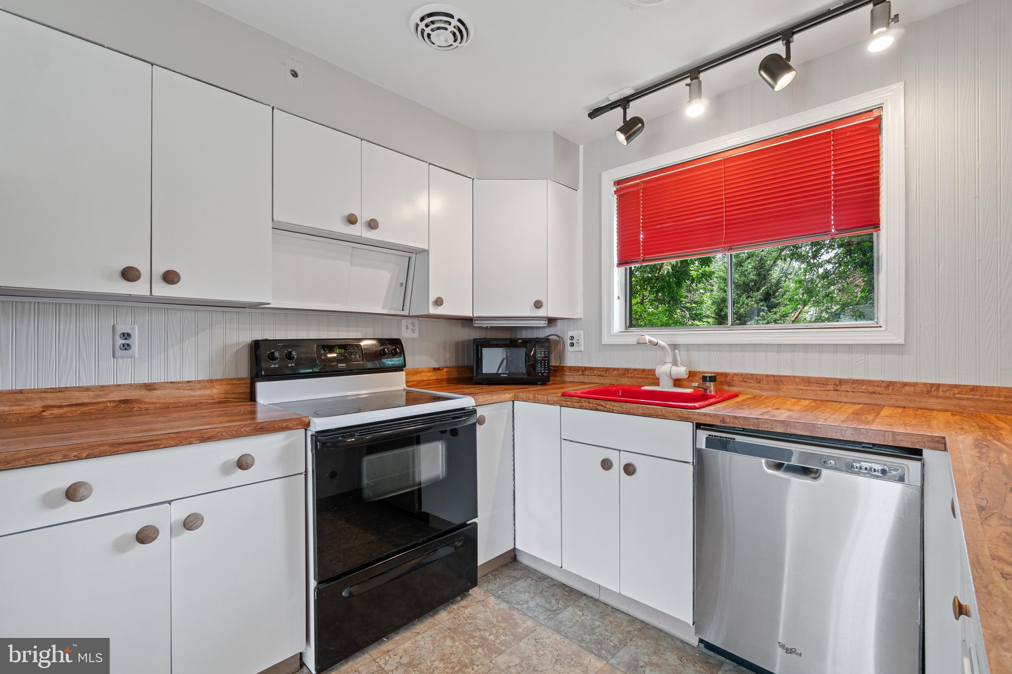 248 Asbury Road Pasadena, MD 21122 - Photo 11 of 32 Kitchen