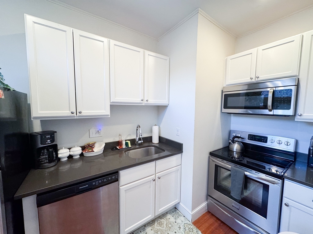 1871-3 Beacon Street, Unit FURNISHED Brookline, MA 02445 - Photo 4 of 7