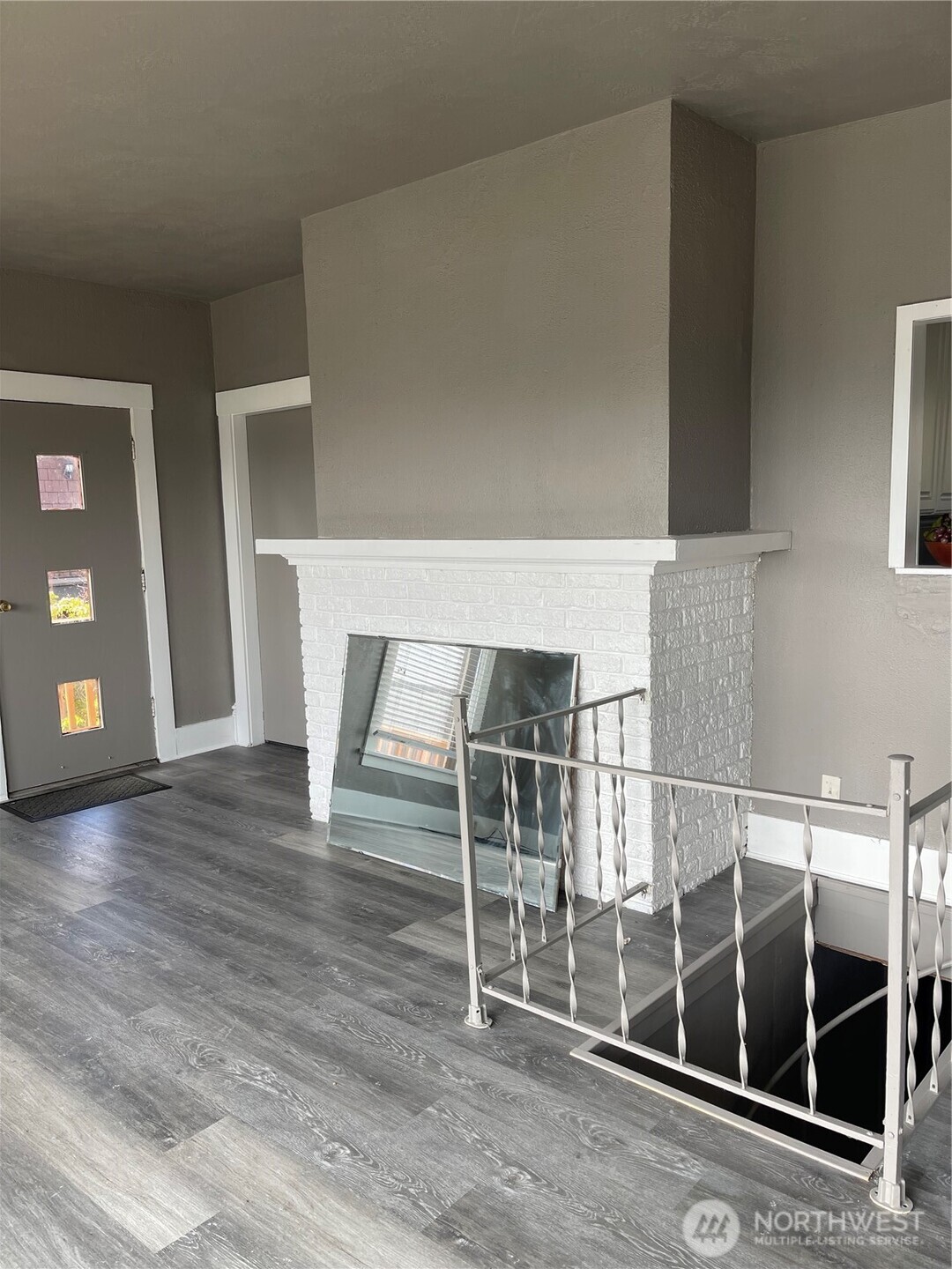 409 2nd Avenue Aberdeen, WA 98520 - Photo 3 of 7 a room with wooden floor and windows