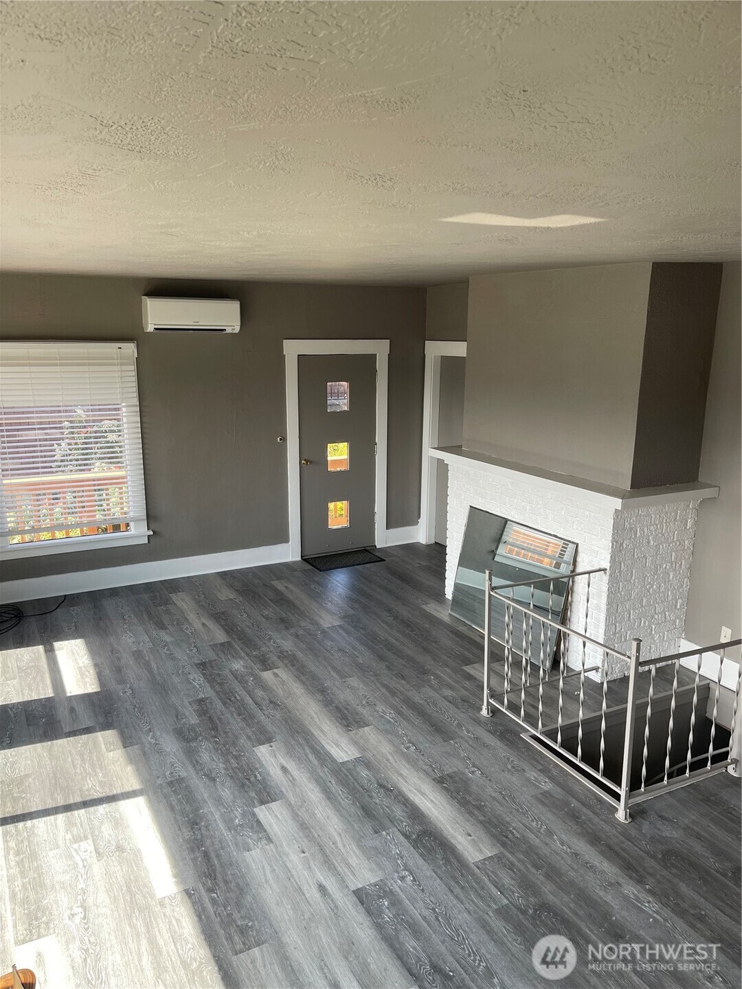 409 2nd Avenue Aberdeen, WA 98520 - Photo 6 of 7 a view of a livingroom with wooden floor