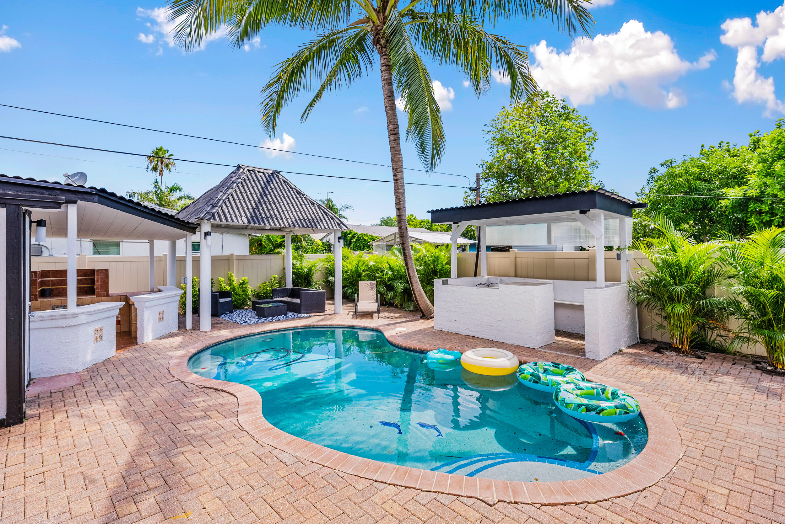 517 Colonial Road West Palm Beach, FL 33405 - Photo 14 of 23 517 Colonial Rd MLS-18
