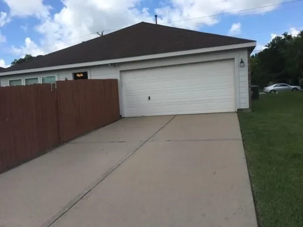 $2,390 | 2016 Leisure Lane, League City, TX 77573
