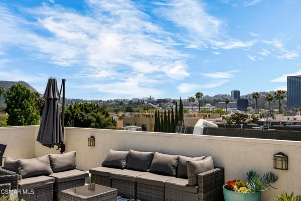 $714,900 | 10740 Moorpark Street, Unit 304, Toluca Lake, CA 91602