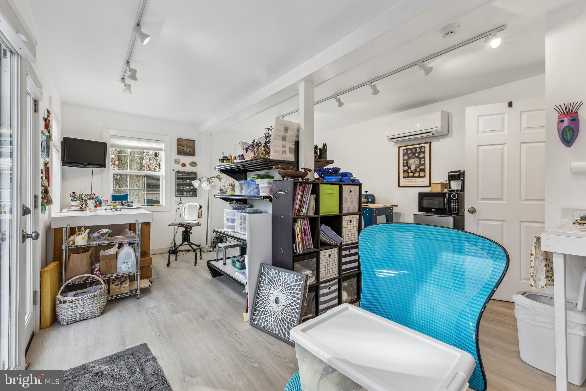 106 East Chestnut Street St. Michaels, MD 21663 - Photo 22 of 39 a room with furniture a flat screen tv and a window