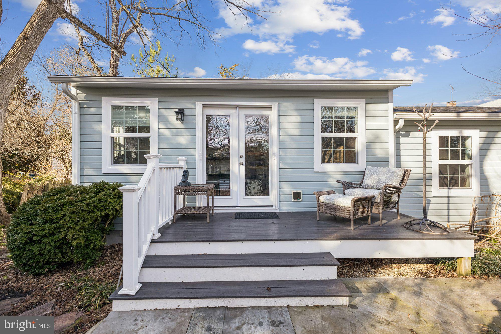 106 East Chestnut Street St. Michaels, MD 21663 - Photo 25 of 39 a front view of a house with outdoor seating
