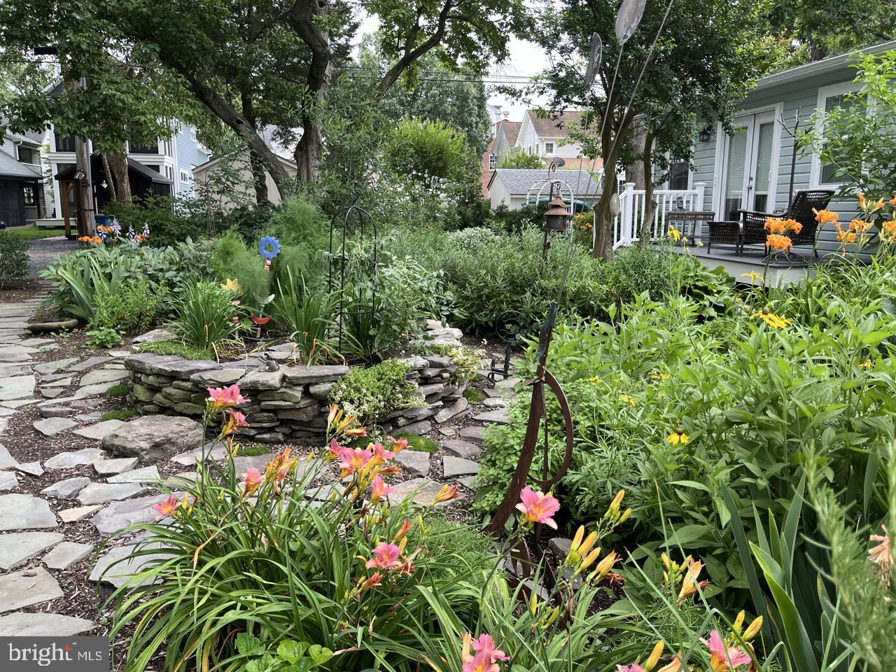 106 East Chestnut Street St. Michaels, MD 21663 - Photo 34 of 39 a garden view with sitting space