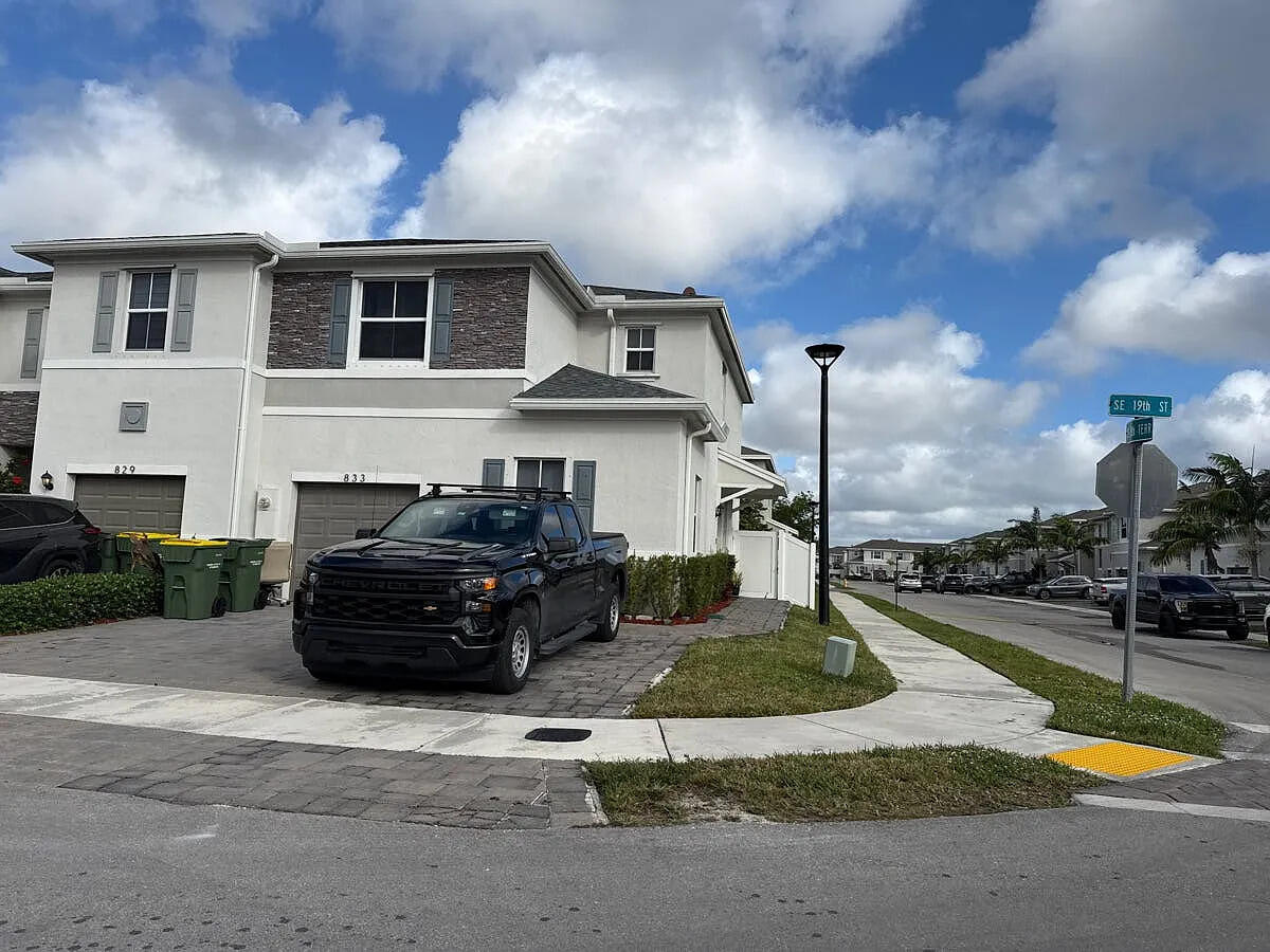 833 Southeast 19th Street Homestead, FL 33034 - Photo 2 of 5 2 - 833 SE 19th St