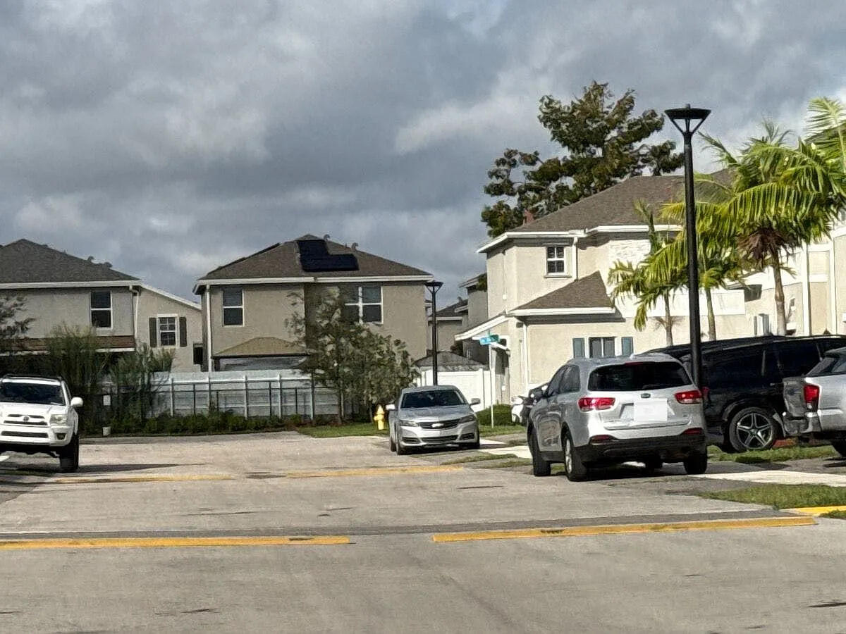 833 Southeast 19th Street Homestead, FL 33034 - Photo 4 of 5 4 - 833 SE 19th St