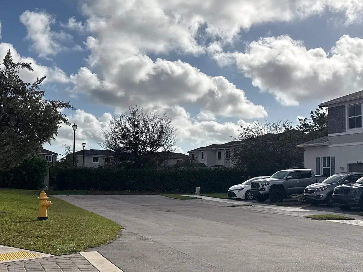 833 Southeast 19th Street Homestead, FL 33034 - Photo 5 of 5 5 - 833 SE 19th St