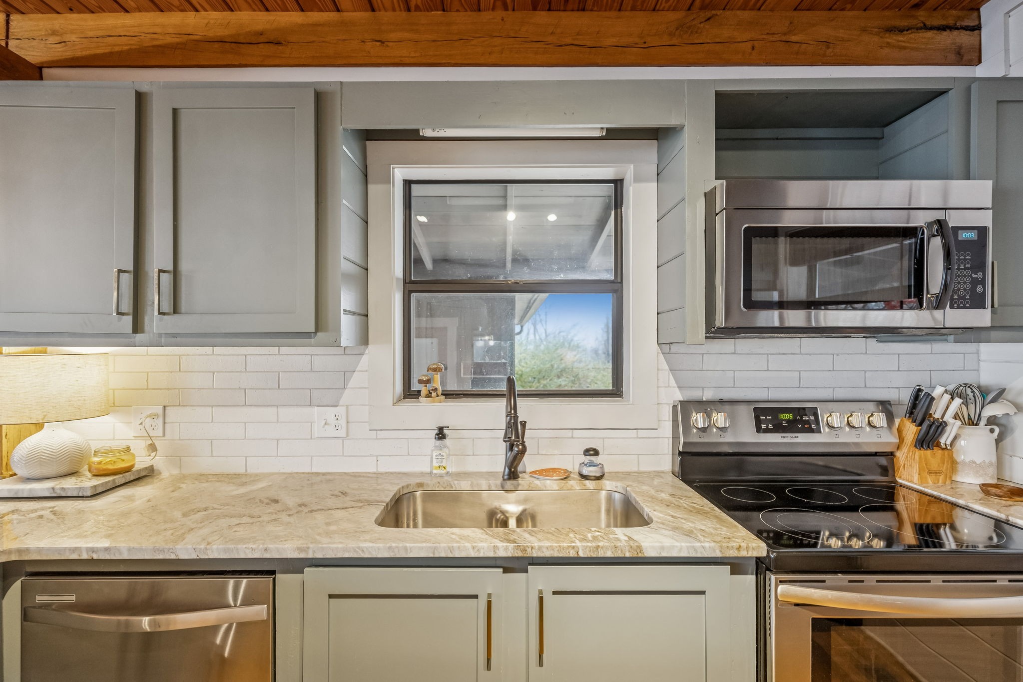 289 Dunn Ridge Road Baxter, TN 38544 - Photo 8 of 42 a kitchen with a sink stove and cabinets