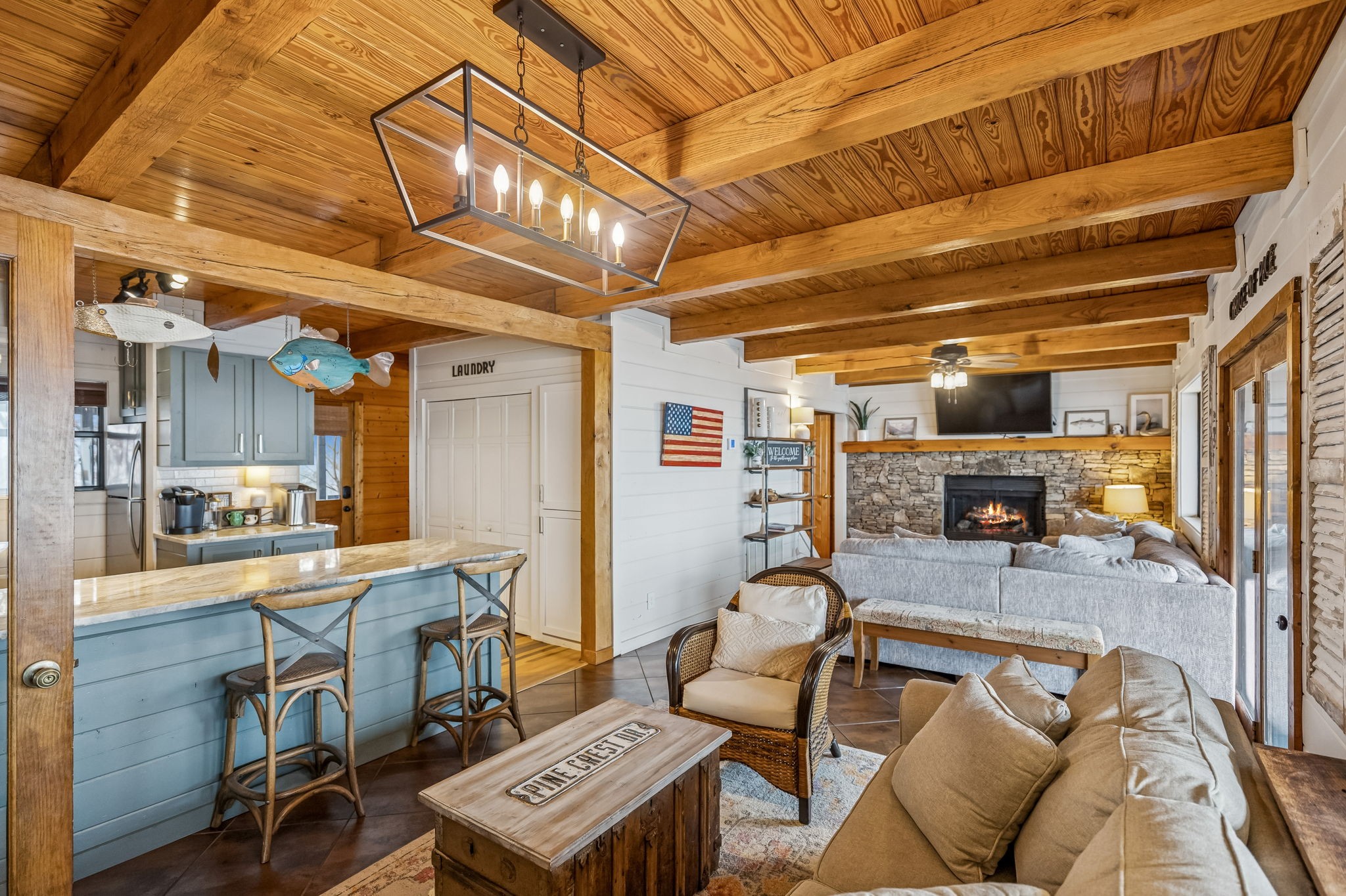 289 Dunn Ridge Road Baxter, TN 38544 - Photo 10 of 42 a living room with furniture and a table