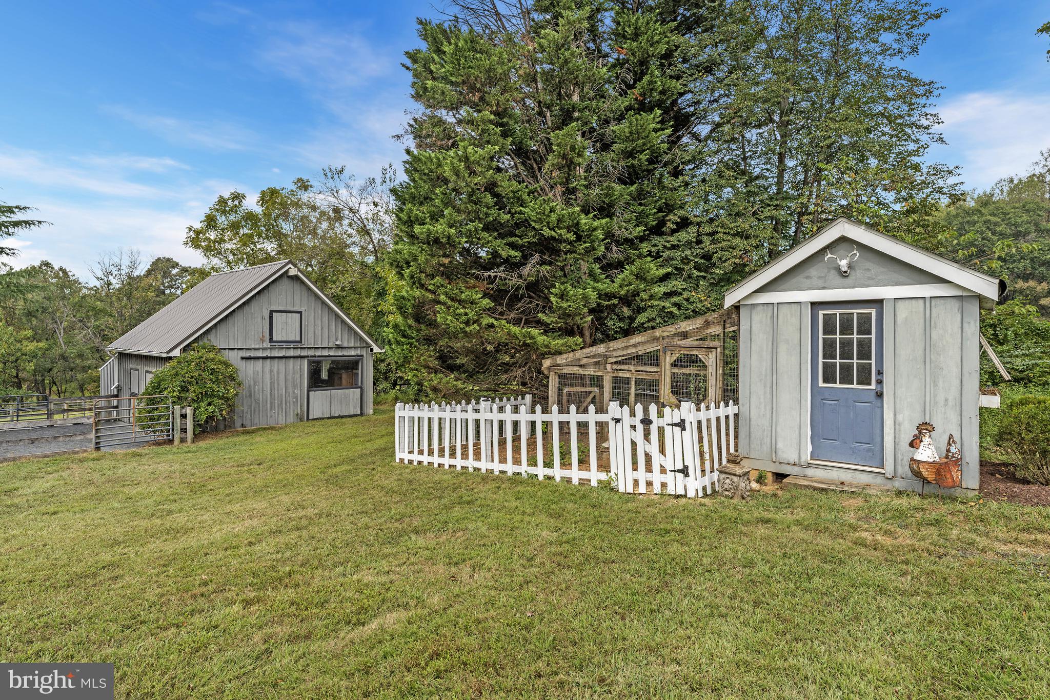 440 Montpelier Road Great Falls, VA 22066 - Photo 68 of 79 a front view of a house with a yard and fence