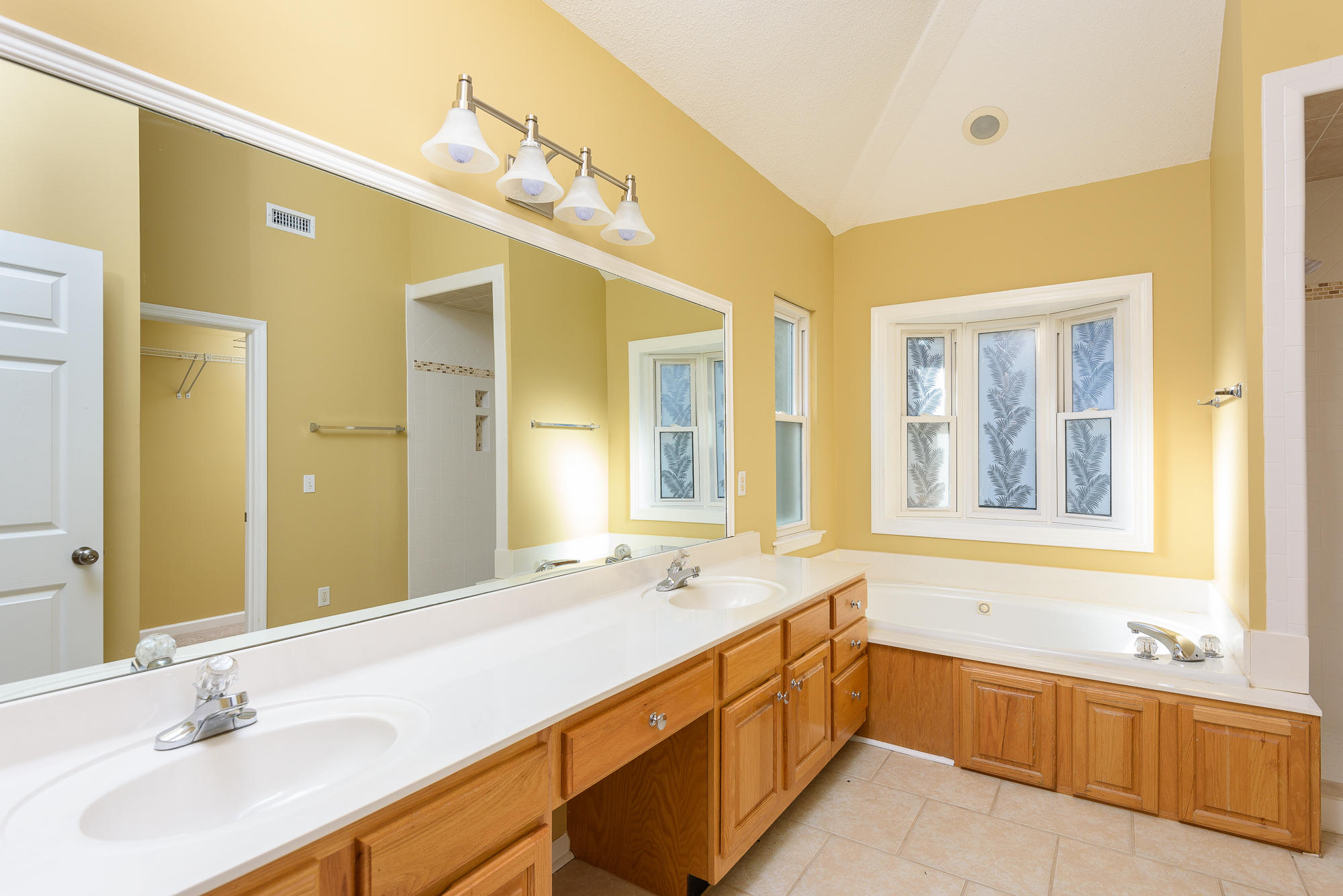 1630 Gunston Hall Road Hixson, TN 37343 - Photo 17 of 28 Master Bath