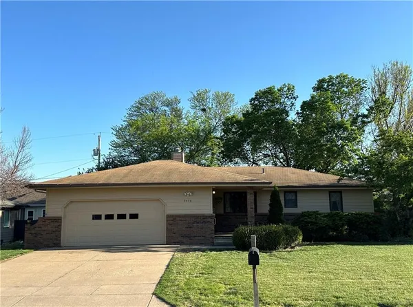 $292,500 | 2436 Village Lane, Salina, KS 67401