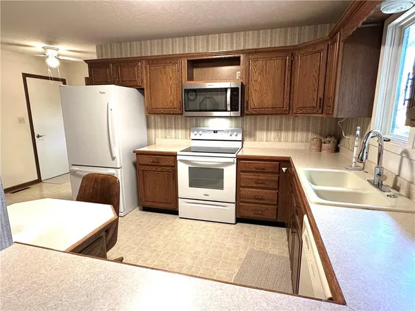 $292,500 | 2436 Village Lane, Salina, KS 67401