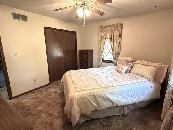 $292,500 | 2436 Village Lane, Salina, KS 67401