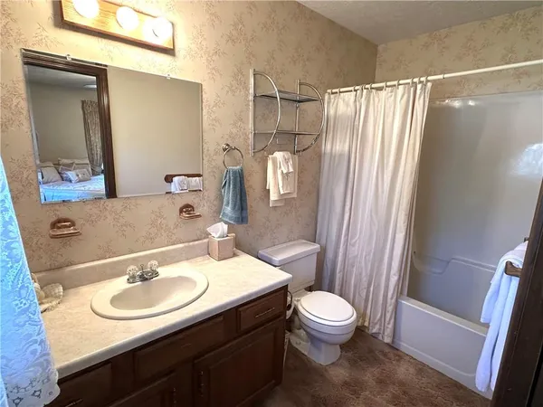 $292,500 | 2436 Village Lane, Salina, KS 67401