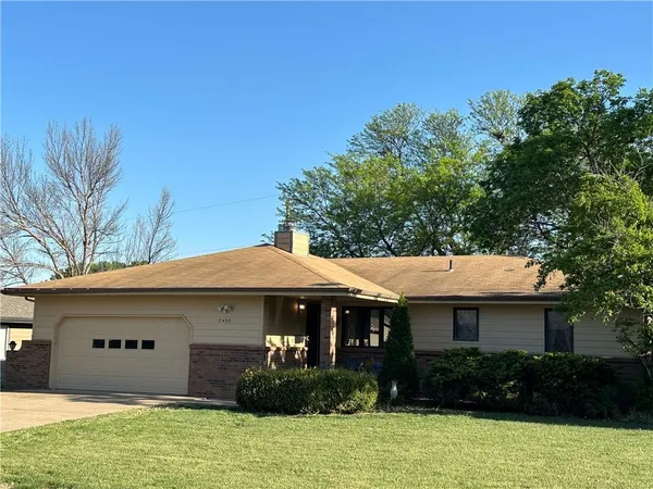 $292,500 | 2436 Village Lane, Salina, KS 67401