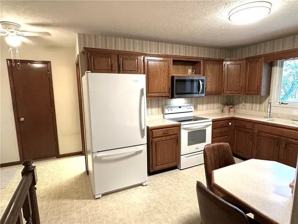 $292,500 | 2436 Village Lane, Salina, KS 67401