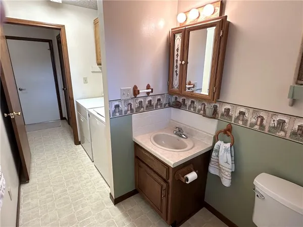 $292,500 | 2436 Village Lane, Salina, KS 67401