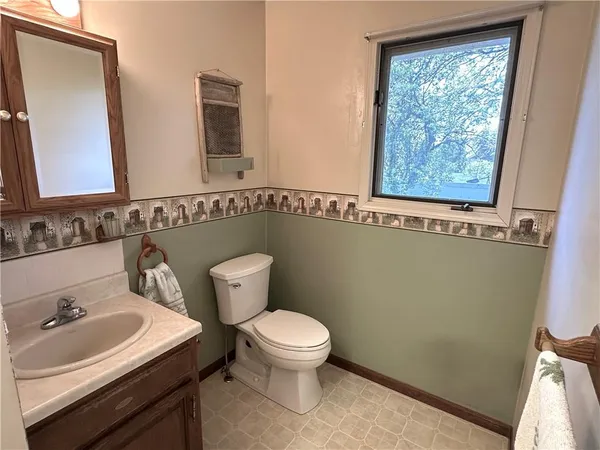 $292,500 | 2436 Village Lane, Salina, KS 67401