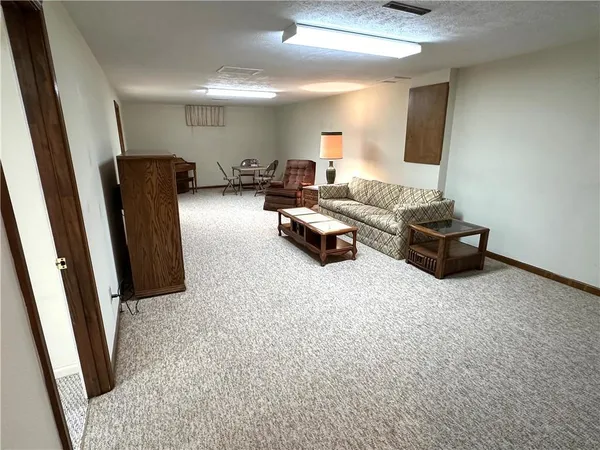 $292,500 | 2436 Village Lane, Salina, KS 67401